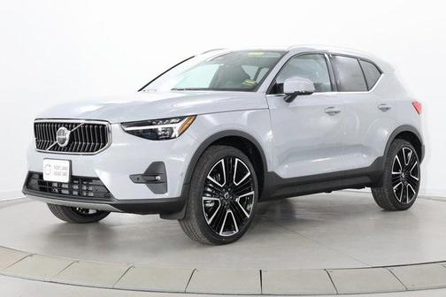 2025 Volvo XC40 B5 Ultra Bright Theme