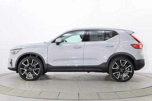 2025 Volvo XC40 B5 Ultra Bright Theme