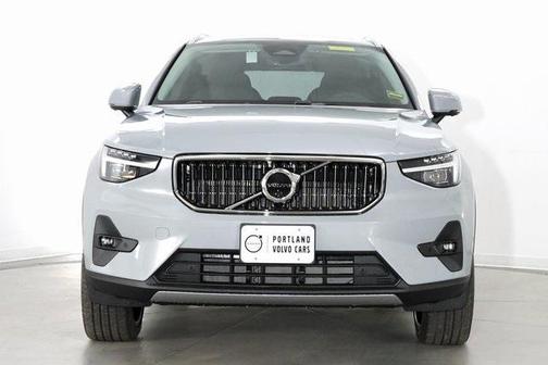 2025 Volvo XC40 B5 Ultra Bright Theme