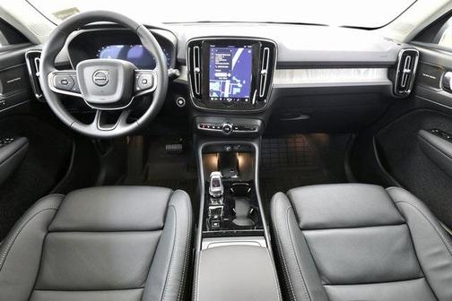 2025 Volvo XC40 B5 Ultra Bright Theme