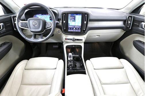 Onyx Black Metallic 2023 Volvo XC40 B5 Ultimate Bright Theme