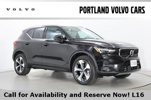 2025 Volvo XC40 B5 Plus Bright Theme