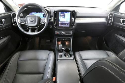 Onyx Black 2025 Volvo XC40 B5 Core Bright Theme