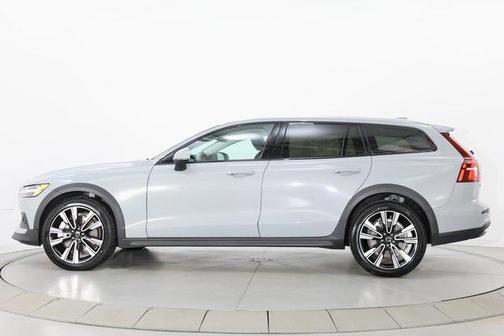 2025 Volvo V60 Cross Country B5 Plus