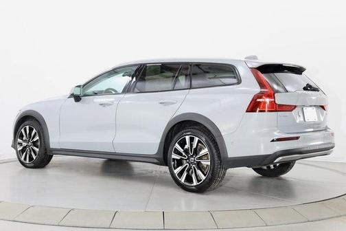 2025 Volvo V60 Cross Country B5 Plus