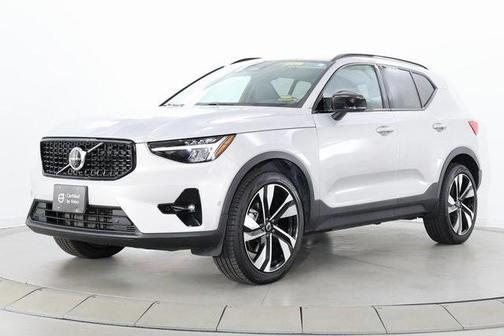 2025 Volvo XC40 B5 Plus Dark Theme