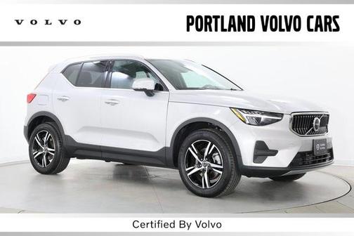 2025 Volvo XC40 B5 Core Bright Theme