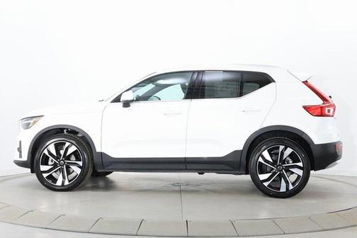 2025 Volvo XC40 B5 Core Bright Theme
