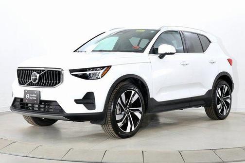 2025 Volvo XC40 B5 Core Bright Theme