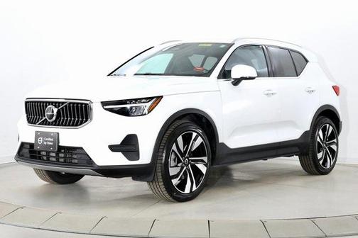 2025 Volvo XC40 B5 Core Bright Theme