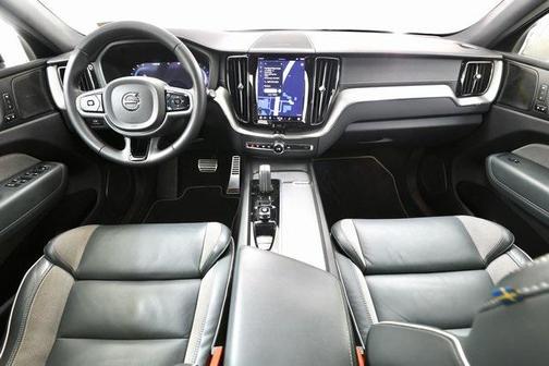 2022 Volvo XC60 B5 R-Design