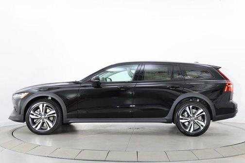 Onyx Black Metallic 2026 Volvo V60 Cross Country Plus, B5 AWD Gas (mild hybrid)