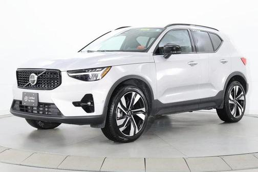 2025 Volvo XC40 B5 Plus Dark Theme