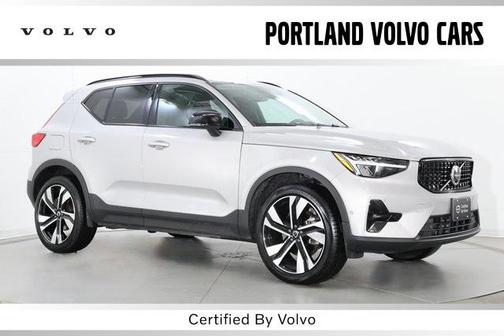 2025 Volvo XC40 B5 Plus Dark Theme