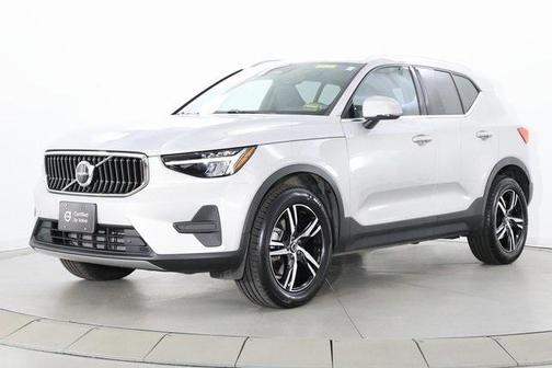 2025 Volvo XC40 B5 Core Bright Theme