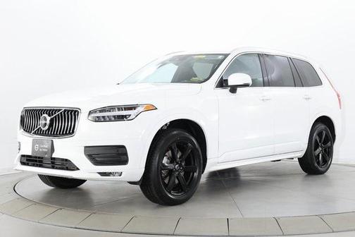 2022 Volvo XC90 T6 Momentum