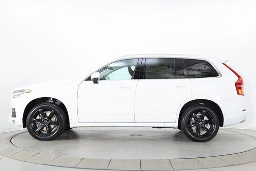2022 Volvo XC90 T6 Momentum