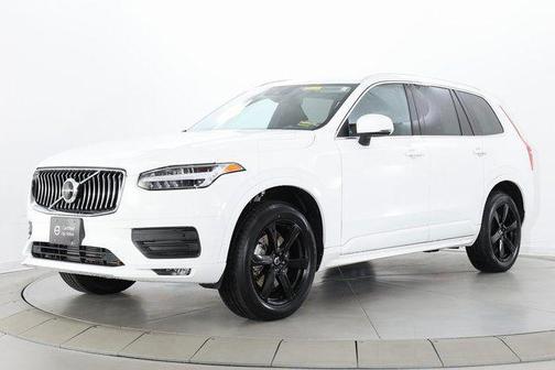 2022 Volvo XC90 T6 Momentum