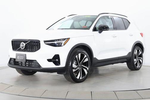 Crystal White 2025 Volvo XC40 B5 Plus Dark Theme