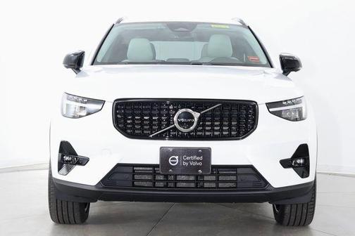 Crystal White 2025 Volvo XC40 B5 Plus Dark Theme