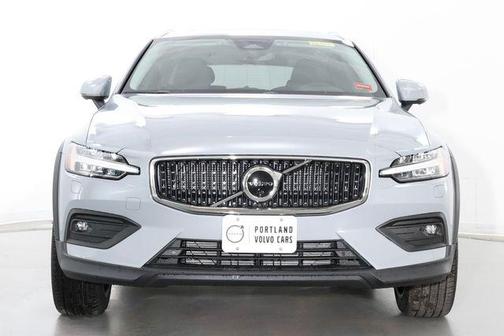 Vapour Grey Metallic 2026 Volvo V60 Cross Country Plus, B5 AWD Gas (mild hybrid)