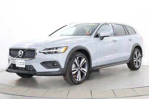 Vapour Grey Metallic 2026 Volvo V60 Cross Country Plus, B5 AWD Gas (mild hybrid)