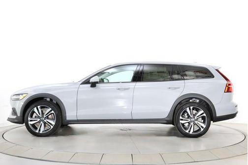 Vapour Grey Metallic 2026 Volvo V60 Cross Country Plus, B5 AWD Gas (mild hybrid)