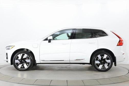 2023 Volvo XC60 Recharge Plug-In Hybrid T8 Plus Bright Theme