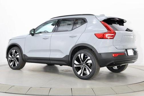 2026 Volvo XC40 Plus, B5 AWD Gas (mild hybrid), Dark