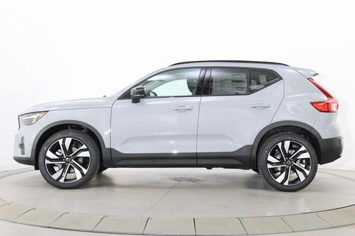2026 Volvo XC40 Plus, B5 AWD Gas (mild hybrid), Dark