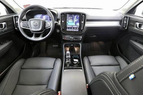 2026 Volvo XC40 Plus, B5 AWD Gas (mild hybrid), Dark