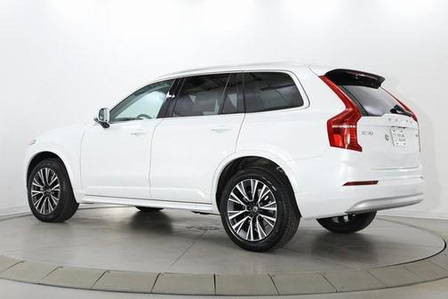 2022 Volvo XC90 T6 Momentum