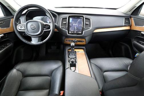 Savile Grey Metallic 2022 Volvo XC90 T6 Momentum