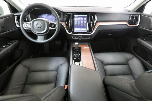 2025 Volvo V60 Cross Country Plus, B5 AWD Gas (mild hybrid)