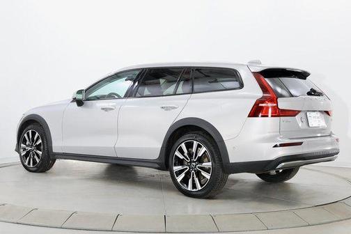 2025 Volvo V60 Cross Country Plus, B5 AWD Gas (mild hybrid)