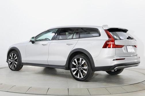 2025 Volvo V60 Cross Country Plus, B5 AWD Gas (mild hybrid)