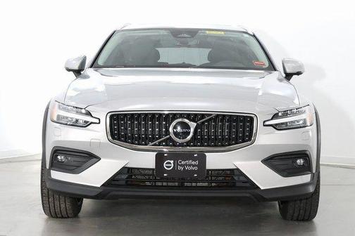 2025 Volvo V60 Cross Country Plus, B5 AWD Gas (mild hybrid)