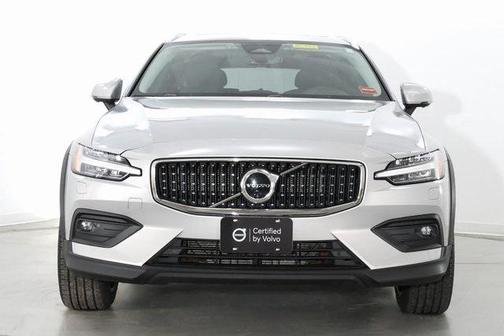 2025 Volvo V60 Cross Country Plus, B5 AWD Gas (mild hybrid)