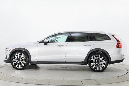 2025 Volvo V60 Cross Country Plus, B5 AWD Gas (mild hybrid)