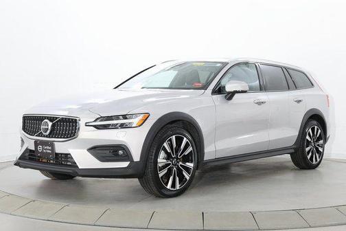 2025 Volvo V60 Cross Country Plus, B5 AWD Gas (mild hybrid)
