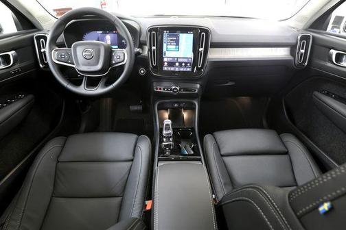 Onyx Black 2026 Volvo XC40 Plus, B5 AWD Gas (mild hybrid), Dark