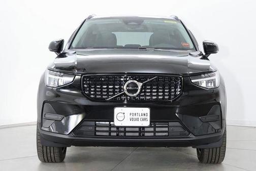 Onyx Black 2026 Volvo XC40 Core, B5 AWD Gas (mild hybrid), Dark