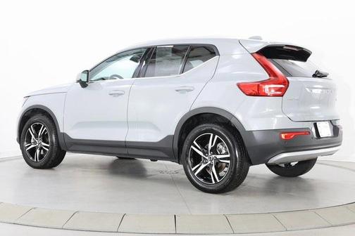 2025 Volvo XC40 B5 Core Bright Theme