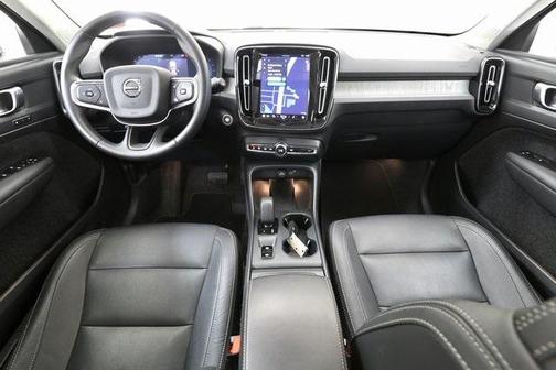 2025 Volvo XC40 B5 Core Bright Theme