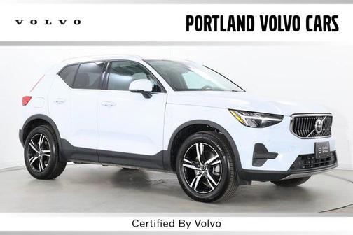 2025 Volvo XC40 B5 Core Bright Theme