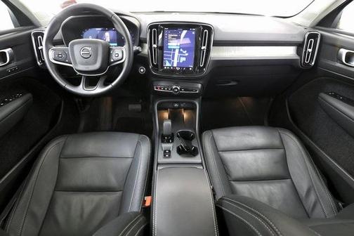 2025 Volvo XC40 B5 Core Bright Theme