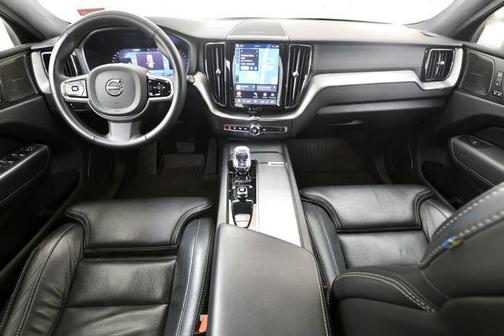 Onyx Black Metallic 2024 Volvo XC60 B5 Ultimate Black Edition