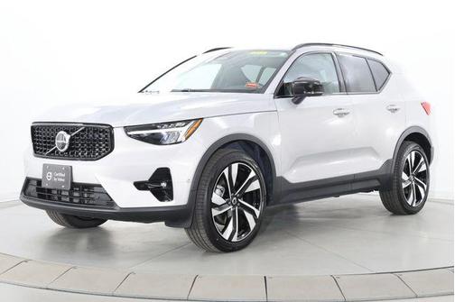 Silver Dawn Metallic 2025 Volvo XC40 B5 Plus Dark Theme
