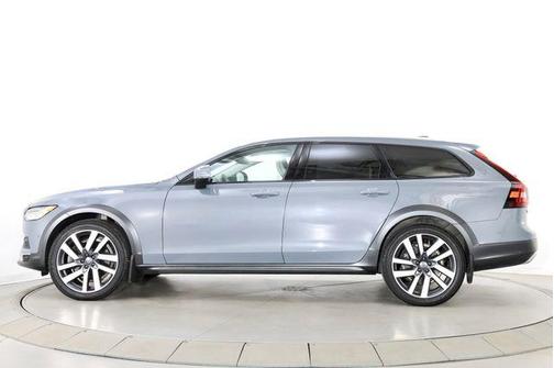 Thunder Grey Metallic 2022 Volvo V90 Cross Country B6