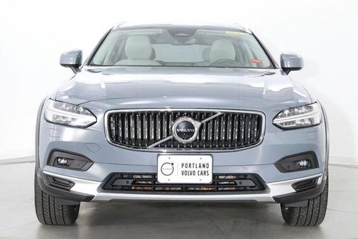 Thunder Grey Metallic 2022 Volvo V90 Cross Country B6